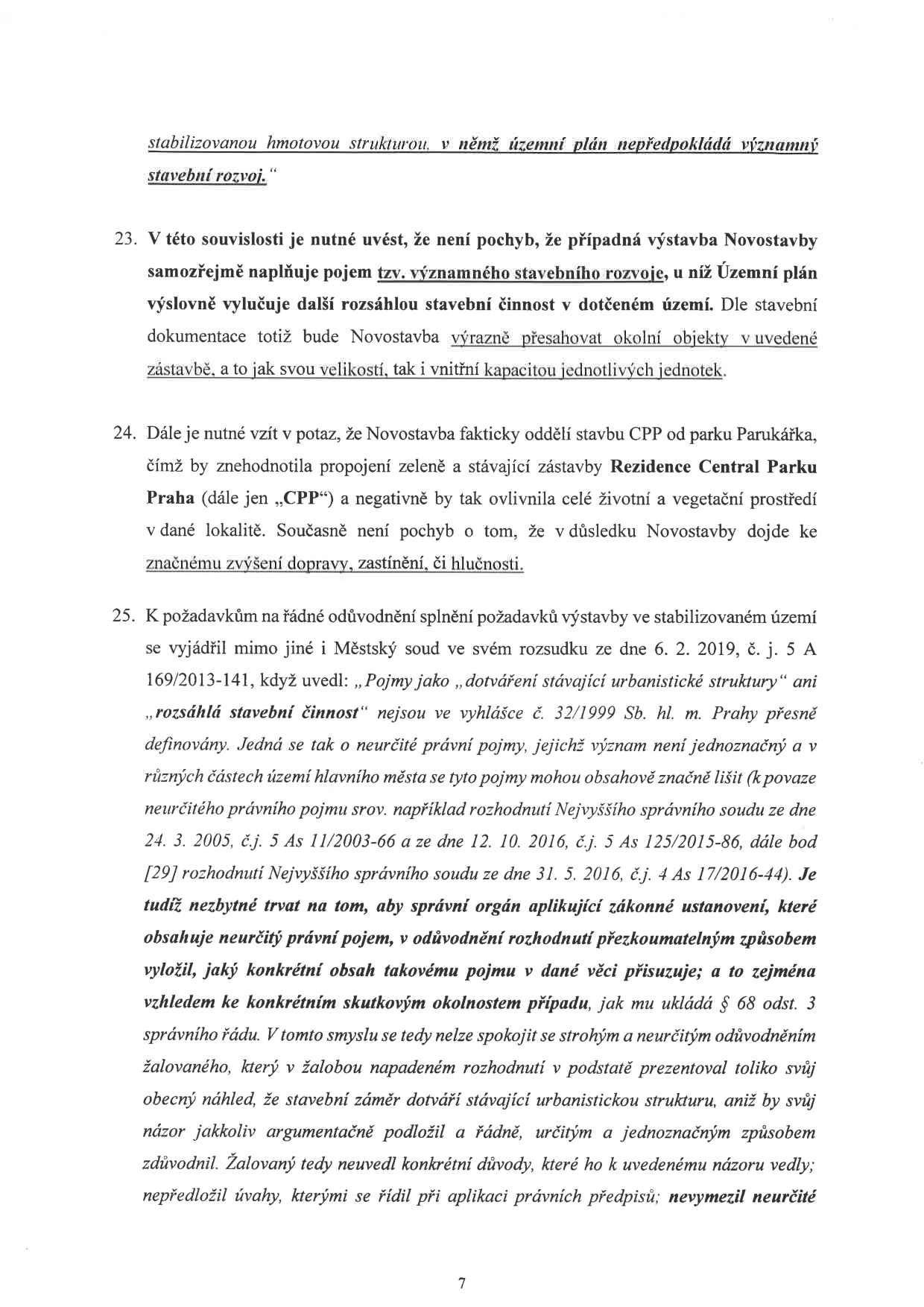 Strana 7 právního dokumentu obsahující body 23, 24 a 25. Text se týká argumentace ohledně stavebního záměru (Novostavba) v kontextu územního plánu, pojmů 'významný stavební rozvoj' a 'dotváření stávající urbanistické struktury'. Zmiňuje dopady na okolí (park Parukářka, Rezidence Central Park Praha, doprava, hlučnost) a odkazuje na judikaturu Městského soudu (č. j. 5 A 169/2013-141) a Nejvyššího správního soudu (č. j. 5 As 11/2003-66, 5 As 125/2015-86, 4 As 17/2016-44) a na § 68 odst. 3 správního řádu.