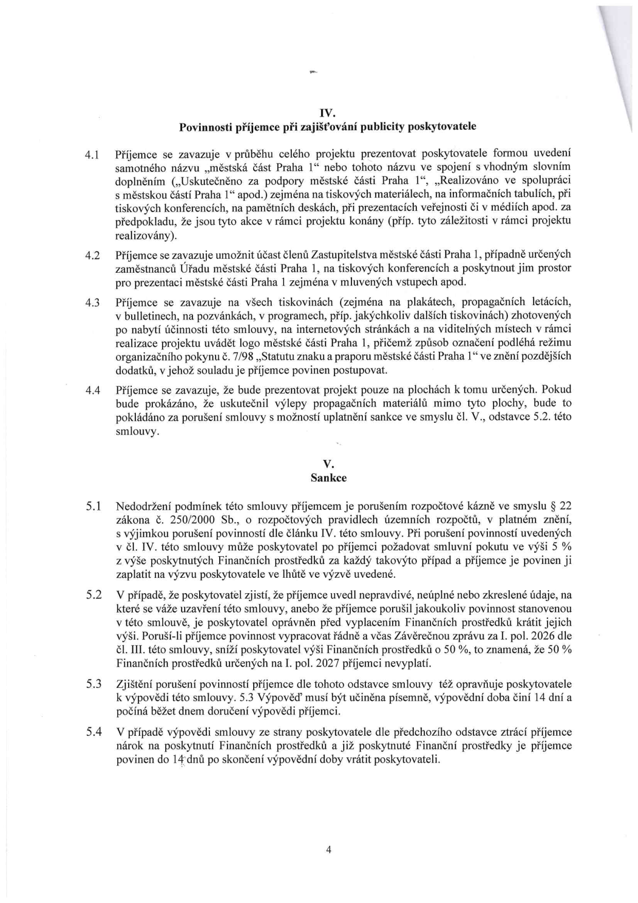 Část smlouvy obsahující články IV. a V. Článek IV. 'Povinnosti příjemce při zajišťování publicity poskytovatele' stanovuje pravidla pro prezentaci městské části Praha 1 (uvedení názvu, loga, prostor pro zástupce MČ Praha 1 na akcích a tiskových konferencích, povinnost využívat pouze určené plochy). Článek V. 'Sankce' definuje následky porušení smlouvy: porušení rozpočtové kázně dle zákona č. 250/2000 Sb., možnost uložení smluvní pokuty ve výši 5 % z poskytnutých prostředků, krácení dotace v případě nepravdivých údajů nebo nesplnění povinností (např. závěrečná zpráva za I. pol. 2026), a podmínky pro výpověď smlouvy (písemná forma, 14denní výpovědní lhůta, povinnost vrátit prostředky).
