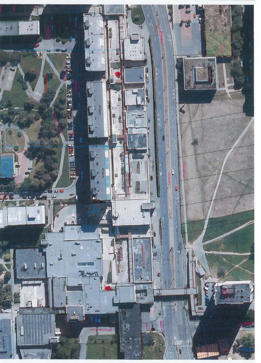 Ortofoto mapa s vyznačenými katastrálními hranicemi a parcelami v zastavěné oblasti.