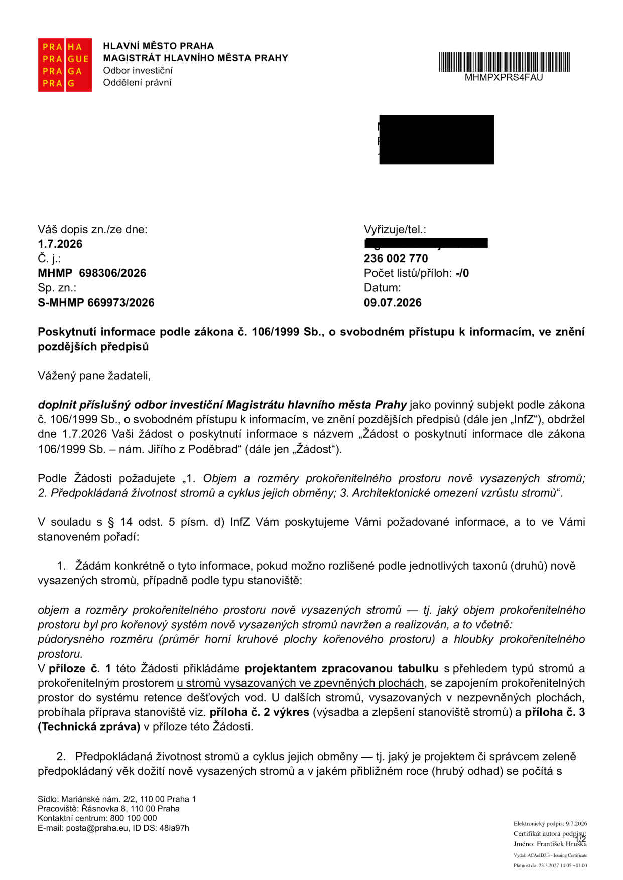 Úřední dokument Magistrátu hlavního města Prahy, odbor investiční, ze dne 09.07.2026, č. j. MHMP 698306/2026. Předmět: Poskytnutí informace podle zákona č. 106/1999 Sb., o svobodném přístupu k informacím, ve věci žádosti o informace týkající se náměstí Jiřího z Poděbrad. Dokument obsahuje odpovědi na dotazy žadatele ohledně: 1. objemu a rozměrů prokořenitelného prostoru nově vysazených stromů (odkaz na projektovou tabulku a technickou zprávu), 2. předpokládané životnosti stromů a cyklu jejich obměny.