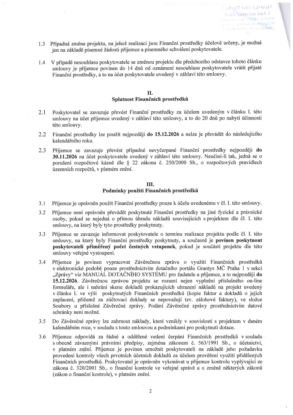 Strana 2 smlouvy o poskytnutí finančních prostředků. Obsahuje body: 1.3 (změna projektu), 1.4 (nesouhlas poskytovatele), II. Splatnost finančních prostředků (2.1 - převod prostředků do 20 dnů od účinnosti, 2.2 - použití do 15.12.2026, 2.3 - vrácení nevyčerpaných prostředků do 30.11.2026), III. Podmínky použití finančních prostředků (3.1 - účelové určení, 3.2 - zákaz převodu na jiné osoby, 3.3 - povinnost informovat o termínu a poskytnout čestné vstupenky, 3.4 - vypracování závěrečné zprávy přes portál Grantys MČ Praha 1 do 15.12.2026, 3.5 - uznatelnost nákladů v daném roce, 3.6 - vedení účetnictví dle zákona č. 563/1991 Sb. a kontrola dle zákona č. 320/2001 Sb.).