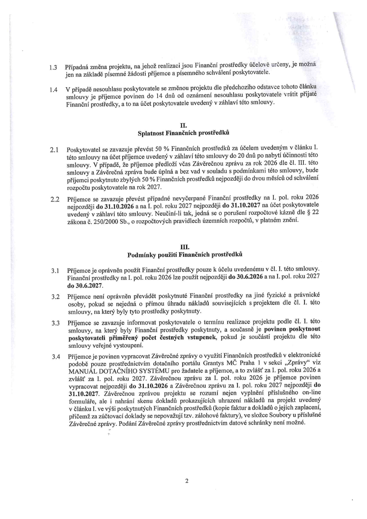 Strana 2 smlouvy o poskytnutí finančních prostředků. Obsahuje body: 1.3 (změna projektu), 1.4 (nesouhlas poskytovatele), II. Splatnost finančních prostředků (2.1 - převod 50 % prostředků, 2.2 - vrácení nevyčerpaných prostředků do 31.10.2026 a 31.10.2027), III. Podmínky použití finančních prostředků (3.1 - termíny použití do 30.6.2026 a 30.6.2027, 3.2 - zákaz převodu na jiné osoby, 3.3 - povinnost informovat o termínu a poskytnout vstupenky, 3.4 - povinnost vypracovat závěrečné zprávy přes dotační portál Grantys MČ Praha 1 do 31.10.2026 a 31.10.2027).
