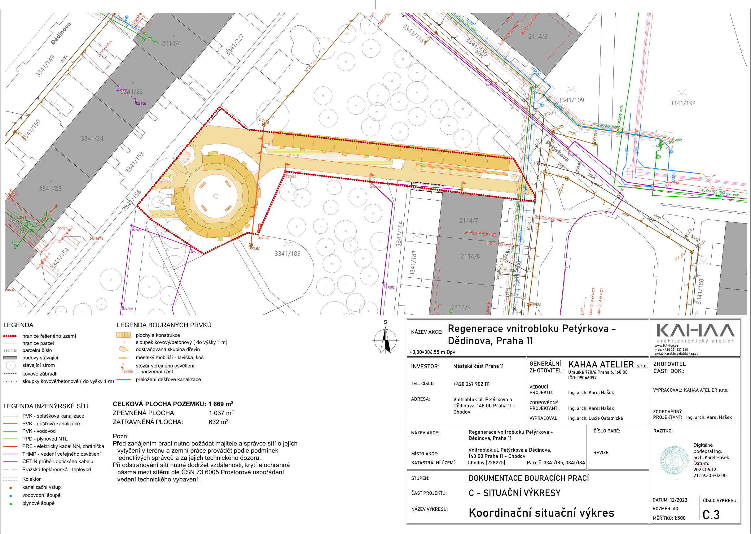 Koordinační situační výkres pro projekt 'Regenerace vnitrobloku Petýrkova - Dědinova, Praha 11'. Dokumentace bouracích prací, datum 12/2023, měřítko 1:500. Investor: Městská část Praha 11. Generální zhotovitel: KAHAA ATELIER s.r.o. Celková plocha pozemku: 1 669 m2 (zpevněná plocha 1 037 m2, zatravněná plocha 632 m2). Legenda obsahuje informace o inženýrských sítích (PVK, PPD, PRE, THMP, CETIN, Pražská teplárenská), bouraných prvcích (plochy, konstrukce, mobiliář, stromy) a hranicích řešeného území. Upozornění: před zahájením prací nutno požádat majitele a správce sítí o vytýčení v terénu a dodržet ČSN 73 6005.