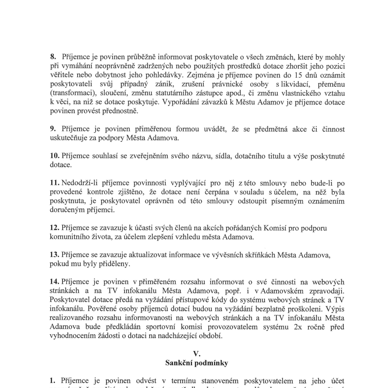 Výňatek ze smlouvy o poskytnutí dotace, body 8 až 14 a nadpis části V. Sankční podmínky. Bod 8: Povinnost informovat o změnách (zánik, sloučení, změna zástupce atd.) do 15 dnů. Bod 9: Povinnost uvádět podporu Města Adamova. Bod 10: Souhlas se zveřejněním údajů o dotaci. Bod 11: Důsledky nedodržení smlouvy (možnost odstoupení). Bod 12: Účast členů na akcích Komise pro podporu komunitního života. Bod 13: Aktualizace informací na vývěskách. Bod 14: Informování o činnosti na webu a TV infokanálu Města Adamova, školení přístupů a vykazování činnosti sportovní komisi.