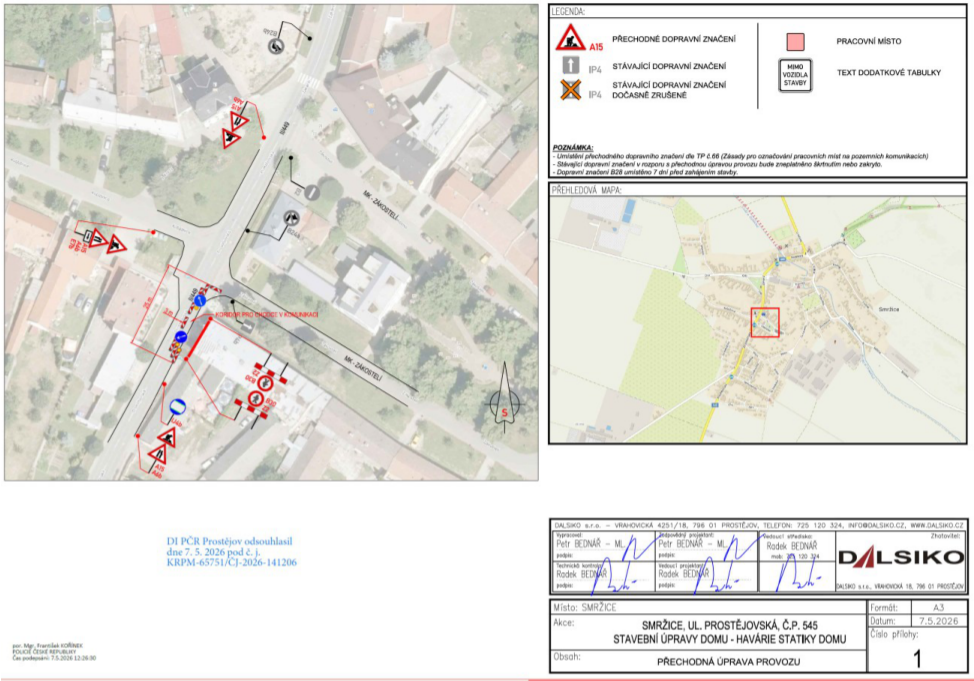 Projekt přechodné úpravy provozu v obci Smržice, ul. Prostějovská, č.p. 545 z důvodu stavebních úprav domu (havárie statiky). Dokument obsahuje situační nákres dopravního značení, legendu (A15 - přechodné dopravní značení, IP4 - stávající značení, přeškrtnuté IP4 - dočasně zrušené, pracovní místo, text dodatkové tabulky), poznámky k realizaci dle TP č. 66 a přehledovou mapu. Dokument byl odsouhlasen DI PČR Prostějov dne 7. 5. 2026 pod č. j. KRPM-65751/ČJ-2026-141206. Zhotovitel: DALSIKO s.r.o., Vrahovická 4251/18, 796 01 Prostějov, tel: 725 120 324, info@dalsiko.cz. Vypracoval: Petr Bednář, technická kontrola: Radek Bednář, datum: 7. 5. 2026.