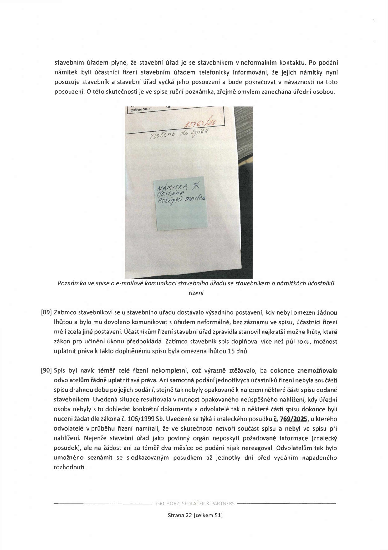 Fotografie dokumentu s ručně psanou poznámkou na nalepovacím lístku: 'NÁMITKA X Poslána e-mailem'. Nad lístkem je rukou psaný text: '13764/26' a 'vloženo do spisu'. Pod fotografií je popisek: 'Poznámka ve spise o e-mailové komunikaci stavebního úřadu se stavebníkem o námitkách účastníků řízení'.