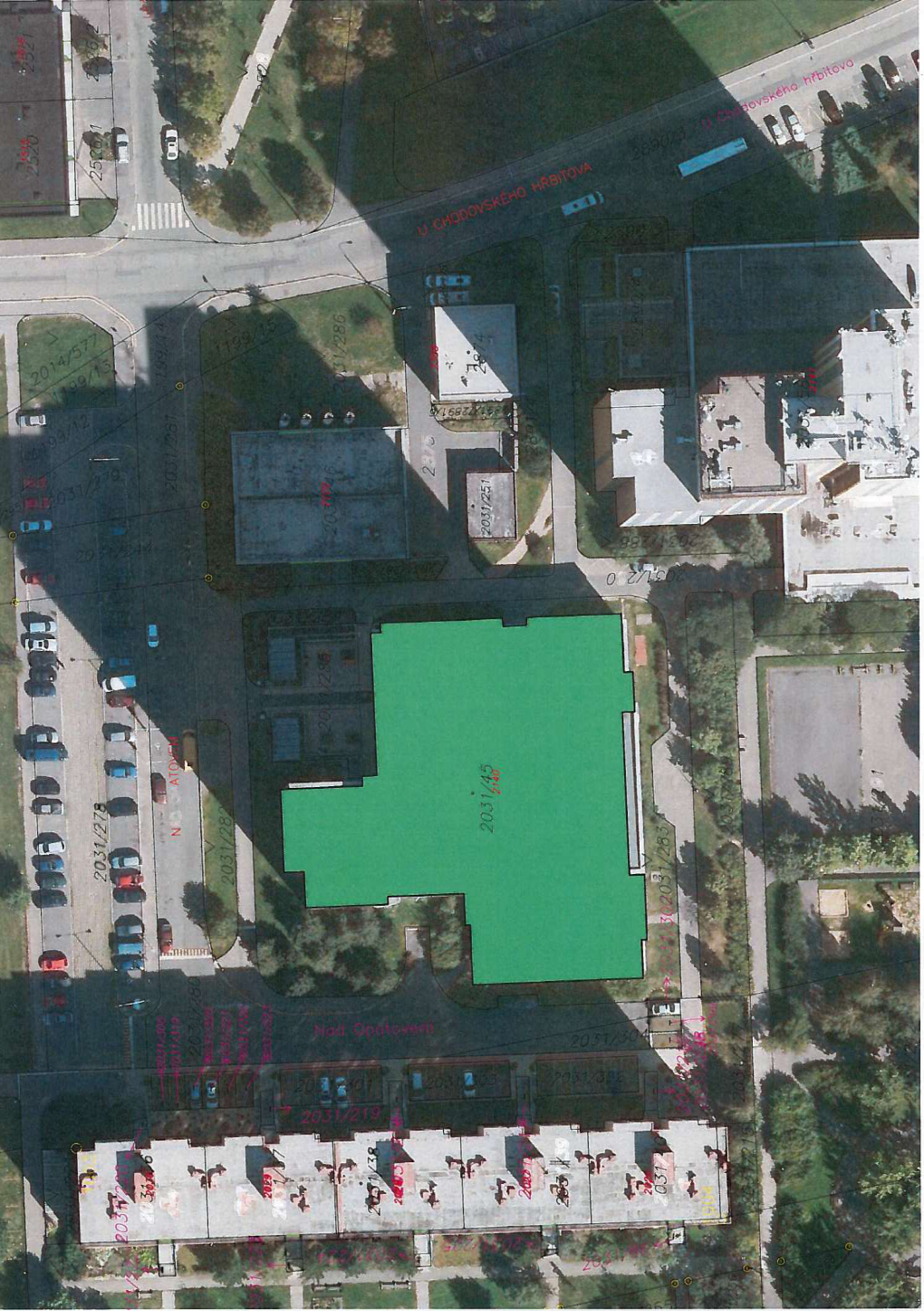 Ortofoto mapa s vyznačeným pozemkem parcely č. 2031/45 a okolní zástavbou.