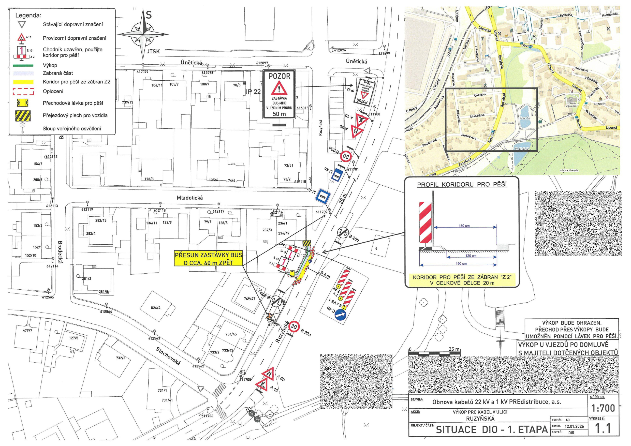 Projektová dokumentace dopravně inženýrského opatření (DIO) pro stavbu 'Obnova kabelů 22 kV a 1 kV PREdistribuce, a.s.' v ulici Ruzyňská. Dokument obsahuje situační nákres uzavírky a výkopových prací, přemístění autobusové zastávky o cca 60 m zpět, vyznačení koridoru pro pěší o délce 20 m (šířka 150 cm), dopravní značení (zákaz vjezdu, omezení rychlosti 30 km/h, upozornění na výkop). Uvedeno datum 12.01.2026, měřítko 1:700. Poznámka: Výkop bude ohrazen, přechod přes výkopy bude umožněn pomocí lávek pro pěší, výkop ve vjezdech po domluvě s majiteli dotčených objektů.