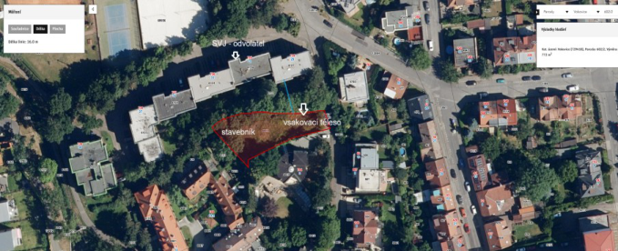 Ortofoto mapa s vyznačeným pozemkem stavebníka, umístěním vsakovacího tělesa a sousedním objektem SVJ.