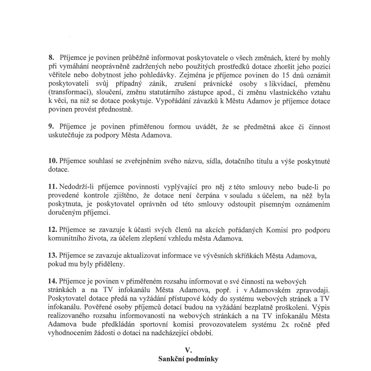 Výňatek ze smlouvy o poskytnutí dotace, obsahující body 8 až 14 a nadpis části V. Sankční podmínky. Bod 8: Povinnost informovat o změnách (zánik, likvidace, změna statutára atd.) do 15 dnů. Bod 9: Povinnost uvádět podporu Města Adamova. Bod 10: Souhlas se zveřejněním údajů o dotaci. Bod 11: Možnost odstoupení od smlouvy při porušení podmínek. Bod 12: Povinnost účasti členů na akcích Komise pro podporu komunitního života. Bod 13: Povinnost aktualizace informací na vývěsních skříňkách. Bod 14: Povinnost informovat o činnosti na webu, TV infokanálu a v Adamovském zpravodaji, včetně pravidelného vykazování rozsahu informovanosti.