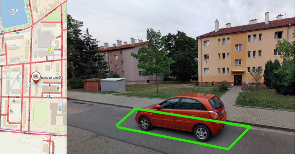 Situační snímek z mapy a fotografie lokality. Mapa zobrazuje oblast ulic Bulharská, Stanislava Manharda, Dr. Horáka a Okružní v blízkosti Městského rybníka. Červený špendlík označuje adresu Bulharská 3238/21. Fotografie zachycuje červené osobní auto zaparkované u chodníku před bytovým domem na této adrese.