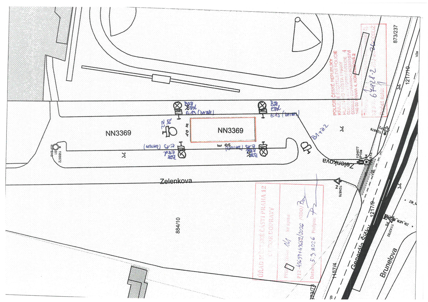 Situační nákres dopravního značení a parkovacích ploch v ulici Zelenkova v Praze.