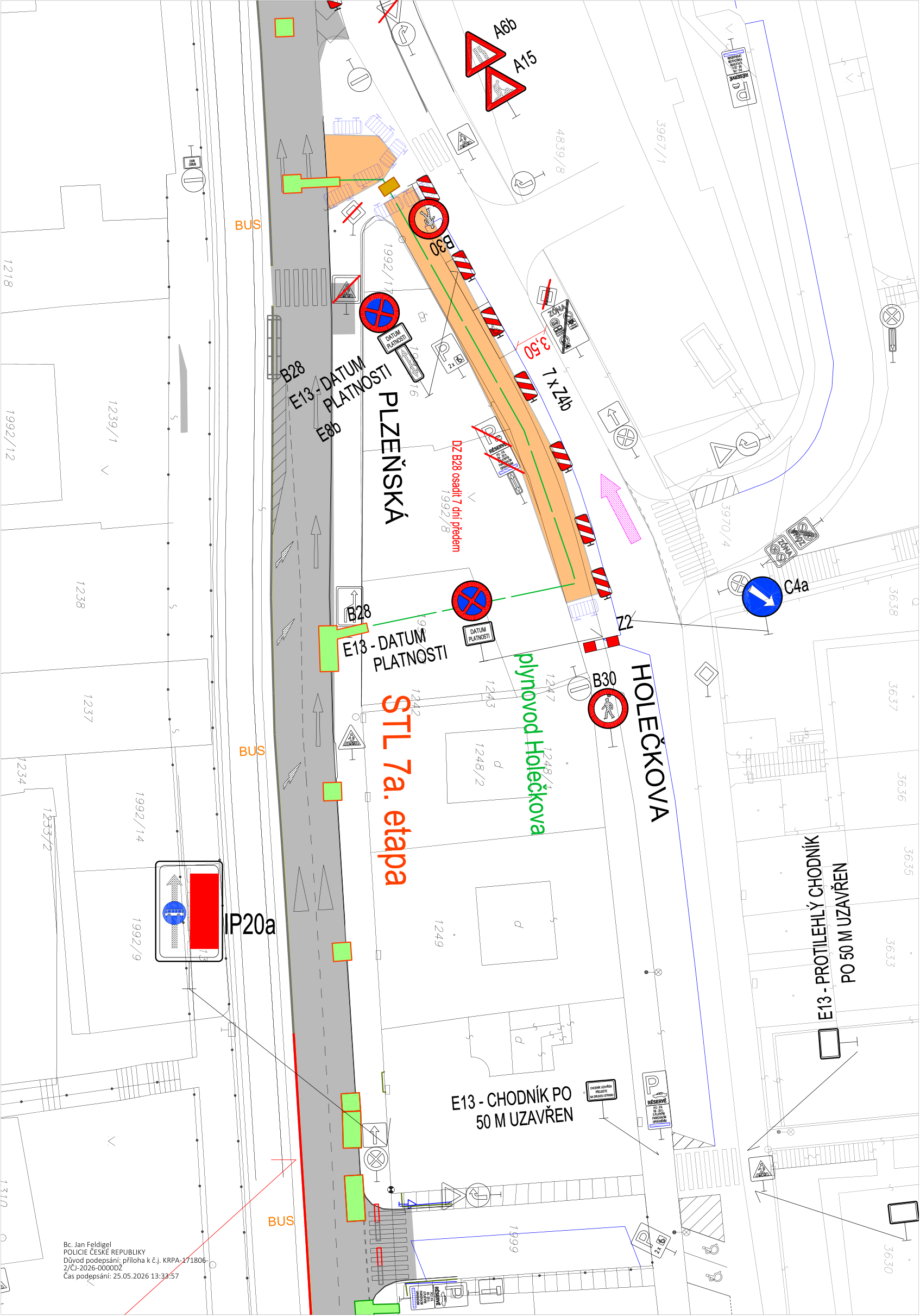 Situační nákres dopravního značení pro stavbu 'plynovod Holečkova', etapa STL 7a. Plán zahrnuje uzavírku chodníku a omezení provozu v ulicích Plzeňská a Holečkova. Obsahuje značky: B30 (zákaz vjezdu všech vozidel), B28 (zákaz zastavení) s dodatkovými tabulkami E13 (datum platnosti), IP20a (slepá ulice), C4a (přikázaný směr jízdy), A6b a A15 (výstražné značky). Dále je uvedeno upozornění 'DZ B28 osadit 7 dní předem' a 'E13 - CHODNÍK PO 50 M UZAVŘEN'. V levém dolním rohu je uvedeno: Bc. Jan Feldigel, POLICIE ČESKÉ REPUBLIKY, Důvod podepsání: příloha k č.j. KRPA-171806-2/ČJ-2026-000002, Čas podepsání: 25.05.2026 13:33:57.