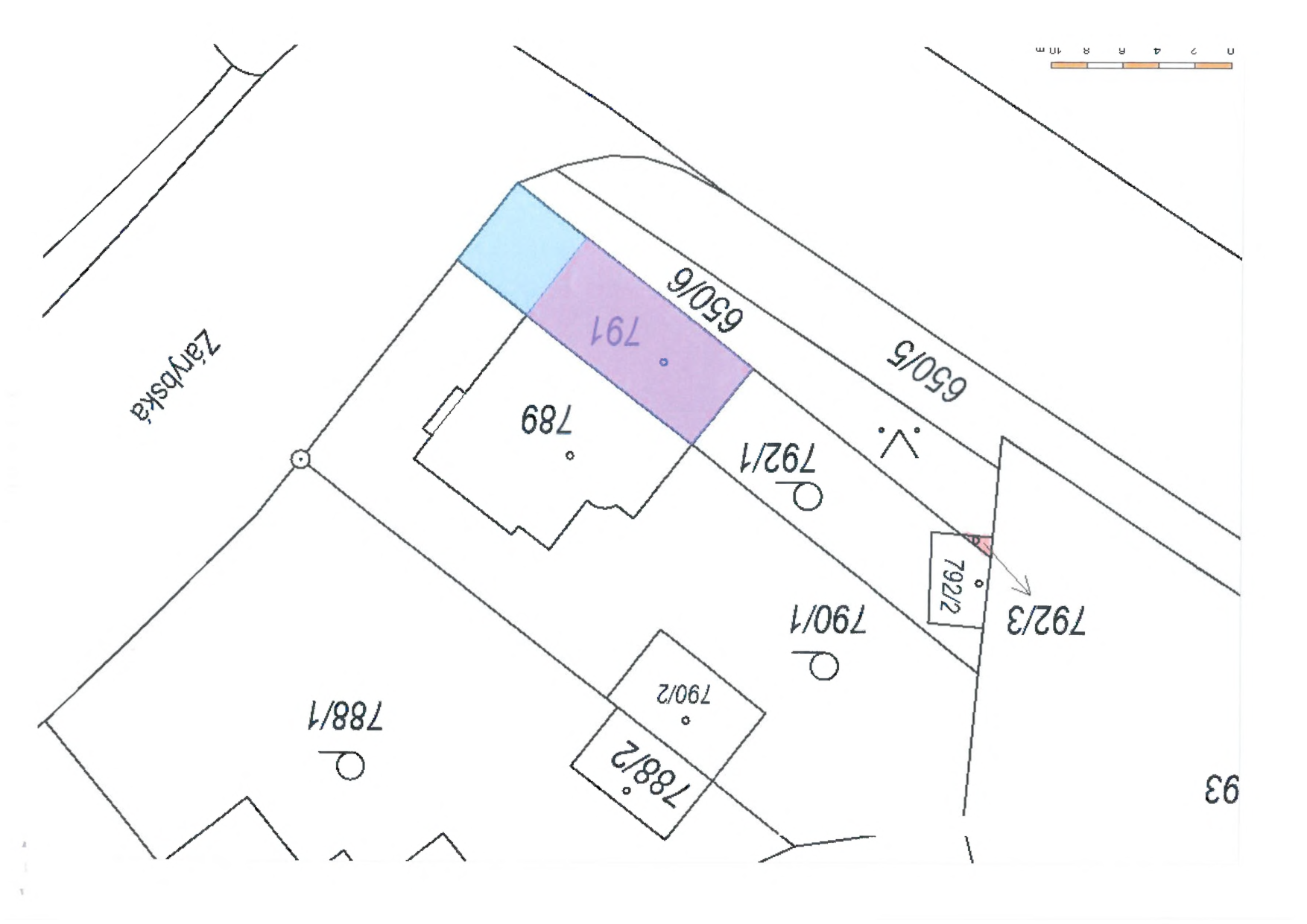 Výřez katastrální mapy zobrazující parcely v okolí ulice Zárybská. V mapě jsou vyznačena čísla parcel: 788/1, 788/2, 790/2, 790/1, 792/1, 792/2, 792/3, 789, 791, 650/6 a 650/5. Parcelní číslo 791 je zvýrazněno fialovou barvou, přilehlá část parcely 650/6 je zvýrazněna modrou barvou. Součástí je grafické měřítko (0, 2, 4, 6, 8, 10 m).