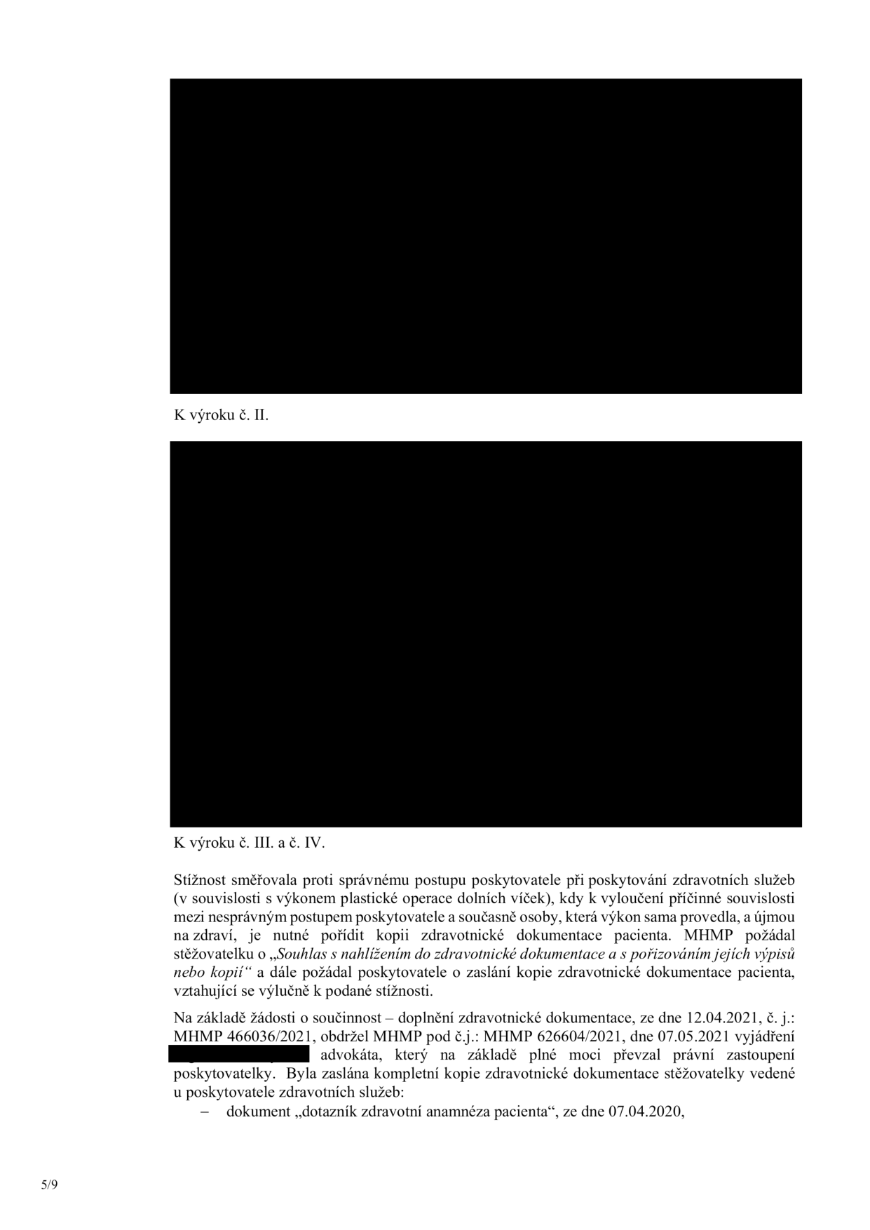 Text dokumentu týkající se stížnosti na postup poskytovatele zdravotních služeb při plastické operaci dolních víček. Obsahuje informace o vyžádání souhlasu s nahlížením do zdravotnické dokumentace, žádosti o součinnost ze dne 12.04.2021 (č. j. MHMP 466036/2021), vyjádření ze dne 07.05.2021 (č. j. MHMP 626604/2021) a zmínku o právním zastoupení advokátem. Dále je uveden výčet dokumentace: 'dotazník zdravotní anamnéza pacienta' ze dne 07.04.2020. Dokument je označen jako strana 5/9.