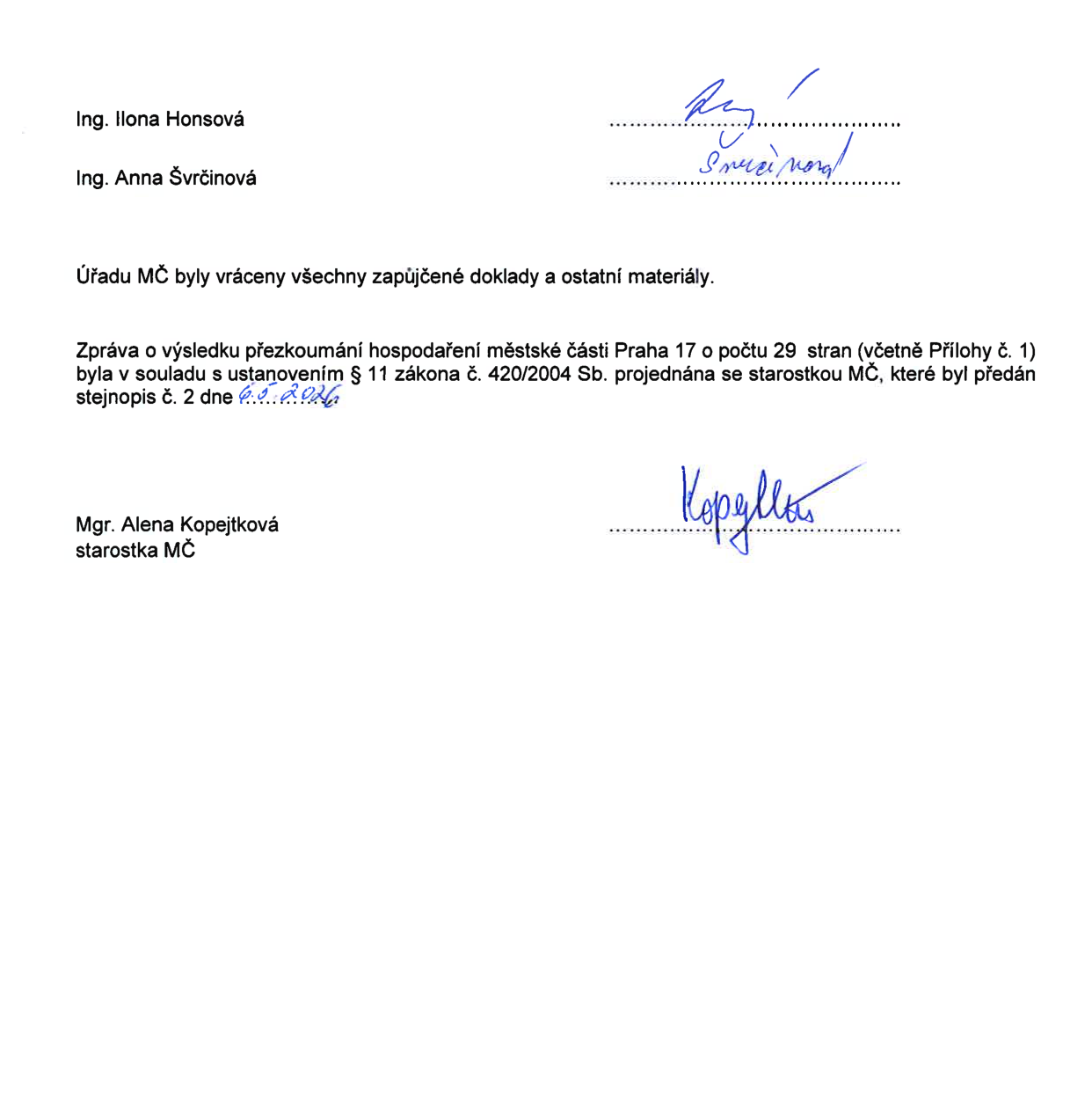 Závěrečná část úředního dokumentu o přezkoumání hospodaření městské části Praha 17. Text uvádí: 'Úřadu MČ byly vráceny všechny zapůjčené doklady a ostatní materiály. Zpráva o výsledku přezkoumání hospodaření městské části Praha 17 o počtu 29 stran (včetně Přílohy č. 1) byla v souladu s ustanovením § 11 zákona č. 420/2004 Sb. projednána se starostkou MČ, které byl předán stejnopis č. 2 dne 6. 5. 2026'. Dokument je podepsán Ing. Ilonou Honsovou, Ing. Annou Švrčinovou a Mgr. Alenou Kopejtkovou (starostka MČ).