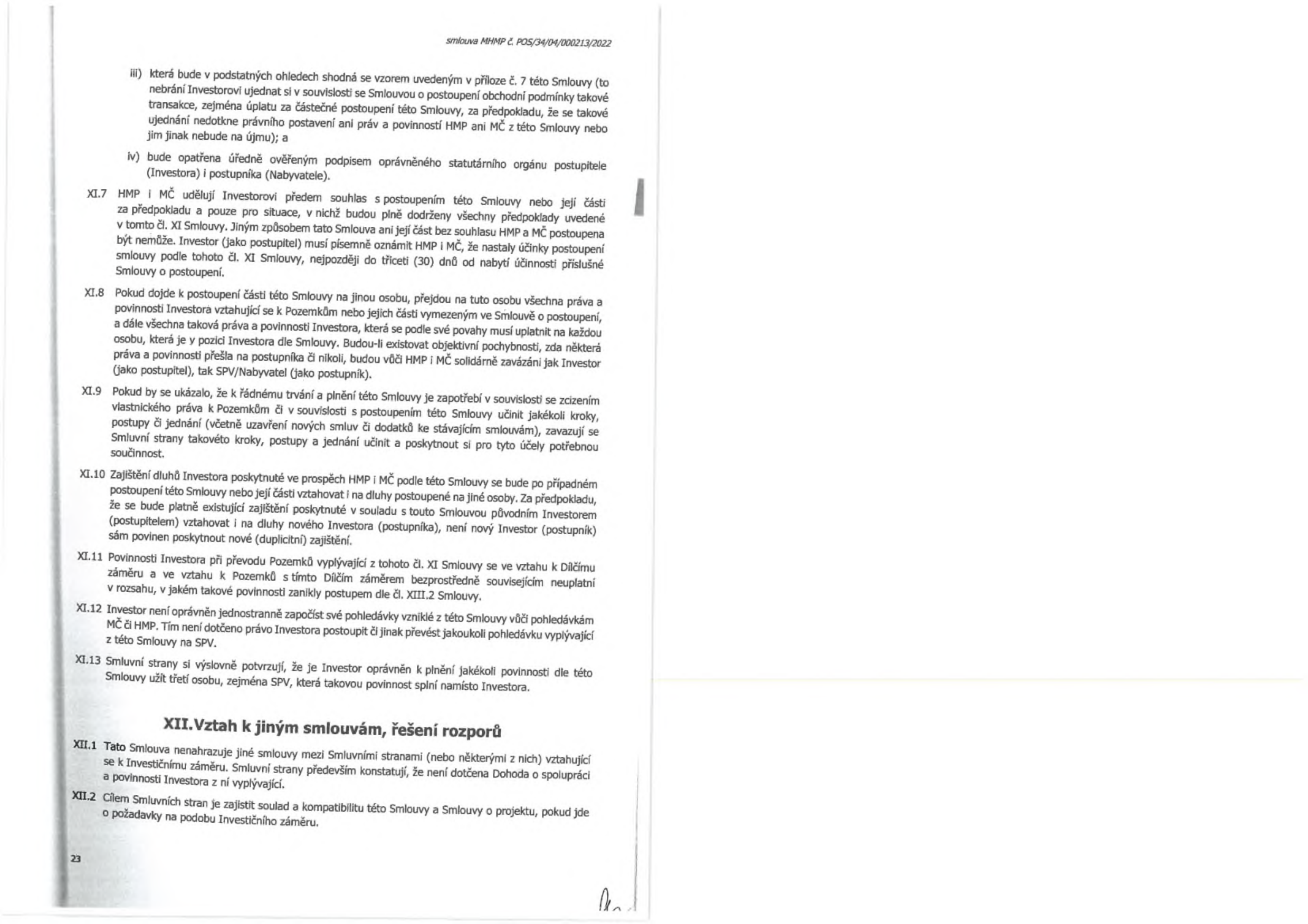 Strana 23 smlouvy (č. POS/34/04/000213/2022) obsahující právní ujednání o postoupení smlouvy a vztazích k jiným smlouvám. Obsahuje body: iii) a iv) týkající se podmínek postoupení; XI.7 souhlas HMP a MČ s postoupením; XI.8 přechod práv a povinností na nabyvatele; XI.9 součinnost stran při změnách; XI.10 zajištění dluhů; XI.11 povinnosti investora; XI.12 zákaz jednostranného započtení pohledávek; XI.13 možnost plnění povinností třetí osobou. Dále článek XII. Vztah k jiným smlouvám, řešení rozporů: XII.1 konstatuje, že smlouva nenahrazuje jiné smlouvy mezi stranami; XII.2 cíl zajistit soulad a kompatibilitu s Investičním záměrem.