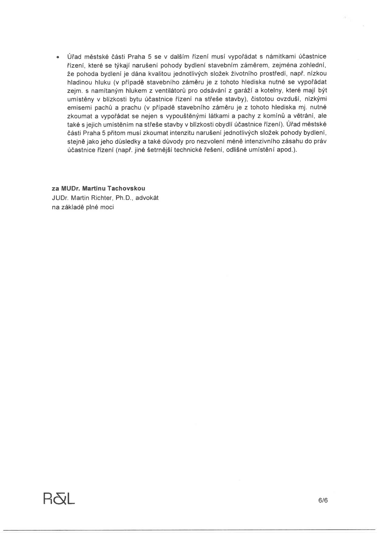 Úřední dokument (strana 6/6) obsahující právní pokyn pro Úřad městské části Praha 5. Úřad se musí v dalším řízení vypořádat s námitkami účastnice řízení ohledně narušení pohody bydlení stavebním záměrem. Konkrétně jde o hluk z ventilátorů odsávání garáží a kotelny umístěných na střeše v blízkosti bytu účastnice, dále o čistotu ovzduší, emise pachů a prachu z komínů a větrání. Úřad musí zkoumat intenzitu narušení a důvody pro případné neakceptování šetrnějších technických řešení. Dokument je podepsán za MUDr. Martinu Tachovskou právním zástupcem JUDr. Martinem Richterem, Ph.D. na základě plné moci.
