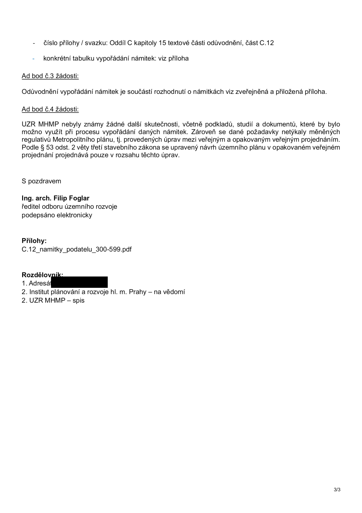 Úřední dokument (strana 3/3) obsahující vyjádření k námitkám v rámci územního plánování. Text obsahuje: odkaz na číslo přílohy (Oddíl C kapitoly 15, část C.12), odkaz na tabulku vypořádání námitek, vyjádření k bodu č. 3 (odůvodnění je součástí rozhodnutí) a vyjádření k bodu č. 4 (konstatování, že UZR MHMP nejsou známy další skutečnosti a odkaz na § 53 odst. 2 stavebního zákona o rozsahu projednávání). Dokument je podepsán Ing. arch. Filipem Foglarem, ředitelem odboru územního rozvoje. Přílohou je soubor 'C.12_namitky_podatelu_300-599.pdf'. Rozdělovník zahrnuje adresáta, Institut plánování a rozvoje hl. m. Prahy a UZR MHMP.