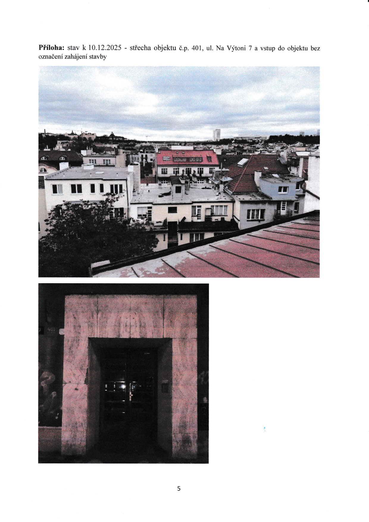 Příloha: stav k 10.12.2025 - střecha objektu č.p. 401, ul. Na Výtoni 7 a vstup do objektu bez označení zahájení stavby. Obrázek obsahuje dvě fotografie: horní zachycuje střechy budov v městské zástavbě, dolní zachycuje vstupní portál budovy s číslem popisným 401.