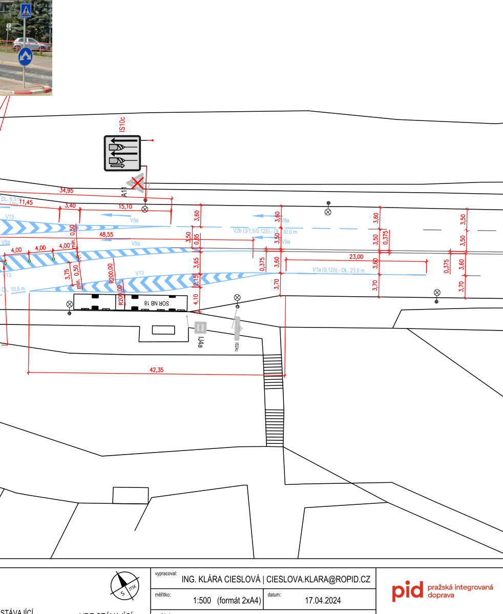 Situační výkres dopravního značení (projektová dokumentace). Obsahuje technické parametry a rozměry (např. 34,95; 15,10; 48,55; 23,00; 42,35), označení dopravního značení (IS10c, V9a, V13, V1a, V2b, IJ4a, IS24c), rozměry jízdních pruhů a šířky (např. 3,60; 3,70; 4,10; 2,15; 0,65; 0,50). V dolní části je razítko s informacemi: vypracoval Ing. Klára Cieslová (cieslova.klara@ropid.cz), měřítko 1:500 (formát 2xA4), datum 17.04.2024, logo PID (Pražská integrovaná doprava). V levém horním rohu je vložená fotografie reálného stavu s dopravní značkou.