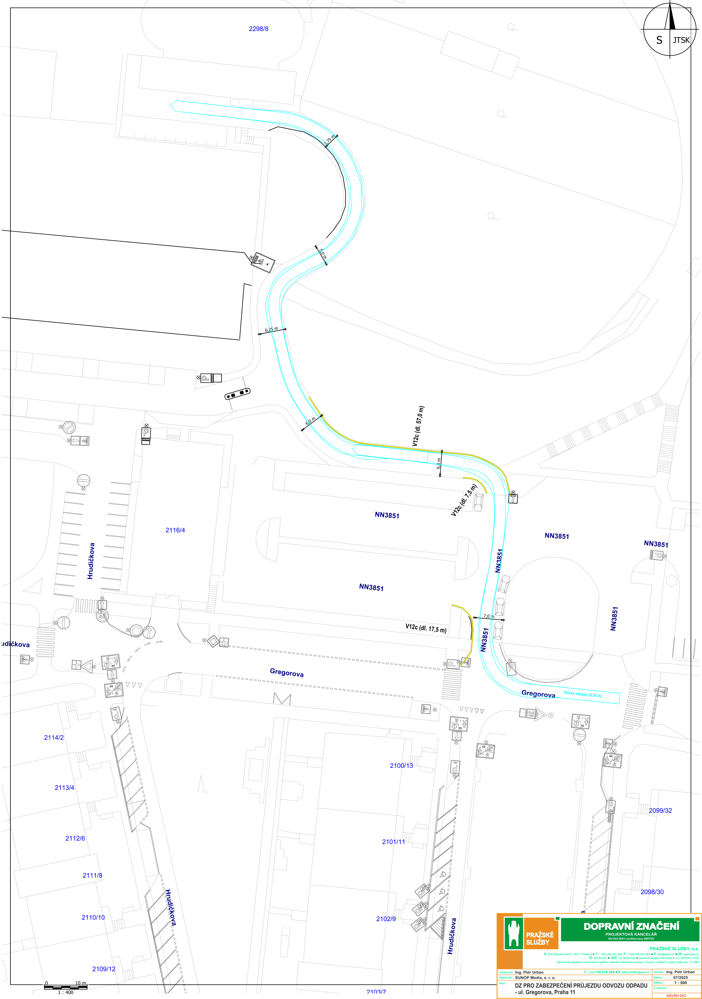 Situační nákres dopravního značení pro zajištění průjezdu svozu odpadu v ulici Gregorova, Praha 11. Mapa obsahuje vyznačenou trasu (modrá linka) s rozměry (6,0 m, 6,25 m, 7,5 m) a označením úseků (V12c dl. 57,0 m, V12c dl. 7,5 m, V12c dl. 17,5 m). V mapě jsou uvedena čísla parcel (např. 2298/8, 2116/4, NN3851, 2100/13, 2101/11, 2102/9, 2109/12, 2110/10, 2111/8, 2112/6, 2113/4, 2114/2, 2099/32, 2098/30) a názvy ulic (Gregorova, Hrudíčkova). V pravém dolním rohu je razítko: 'DOPRAVNÍ ZNAČENÍ, PROJEKTOVÁ KANCELÁŘ, PRAŽSKÉ SLUŽBY, a.s.', 'DZ PRO ZABEZPEČENÍ PRŮJEZDU ODVOZU ODPADU - ul. Gregorova, Praha 11', datum 07/2025, měřítko 1:500.