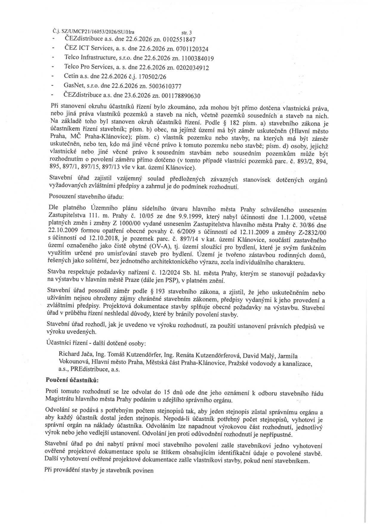 Třetí strana úředního rozhodnutí (č.j. UMCP21/16053/2026/SU/Hra). Obsahuje seznam vyjádření dotčených orgánů (ČEZdistribuce, ČEZ ICT Services, Telco Infrastructure, Telco Pro Services, Cetin, GasNet), zdůvodnění výběru účastníků řízení (vlastníci sousedních pozemků parc. č. 893/2, 894, 895, 897/1, 897/15, 897/13 v k.ú. Klánovice), posouzení v souladu s územním plánem (území OV-A čistě obytné), potvrzení souladu s Pražskými stavebními předpisy, seznam účastníků řízení (Richard Jača, Ing. Tomáš Kutzendörfer, Ing. Renáta Kutzendörferová, David Malý, Jarmila Vokounová, Hlavní město Praha, MČ Praha-Klánovice, Pražské vodovody a kanalizace, PREdistribuce, a.s.) a poučení o možnosti odvolání k Magistrátu hl. m. Prahy do 15 dnů od oznámení.