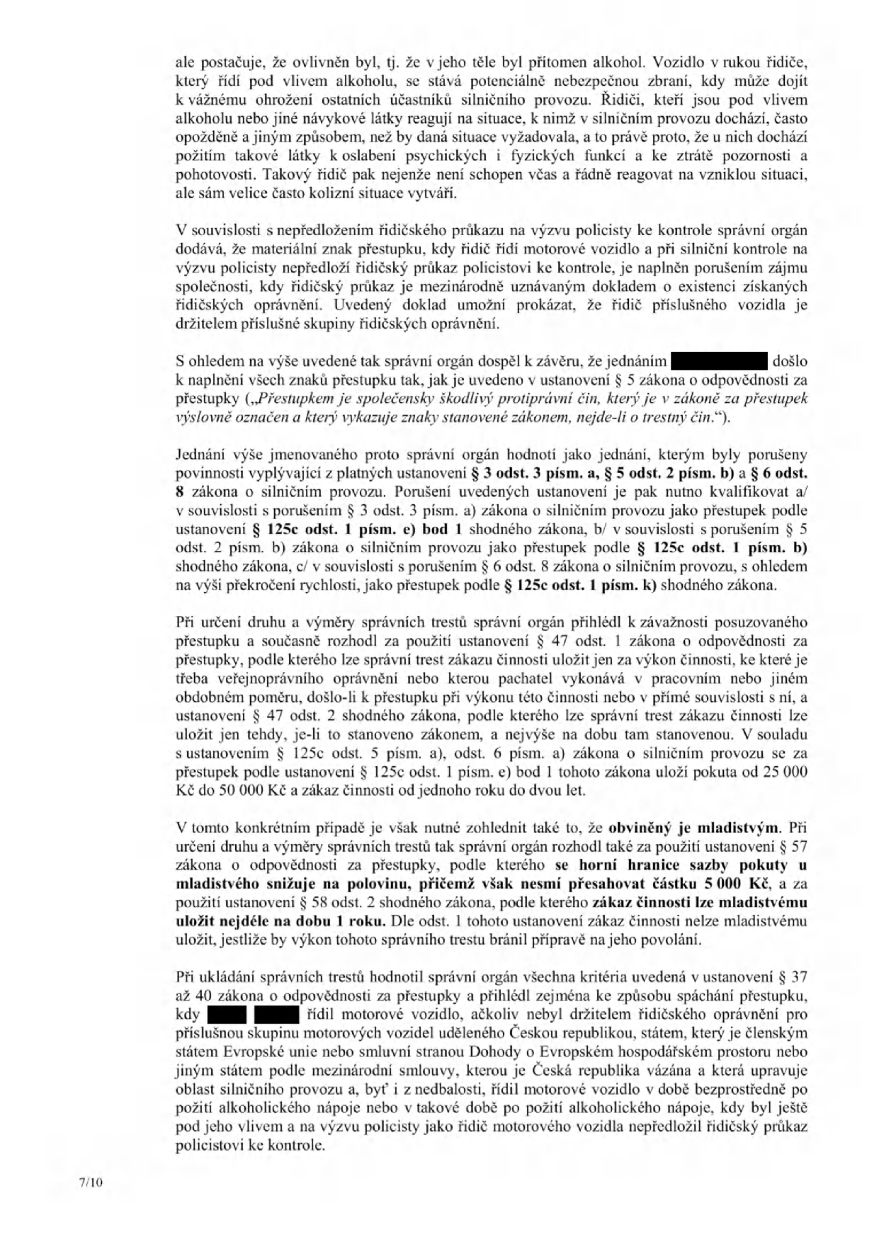 Text dokumentu (strana 7/10) obsahující právní odůvodnění rozhodnutí o přestupcích v silničním provozu. Dokument rozebírá: 1) Nebezpečnost řízení pod vlivem alkoholu. 2) Naplnění skutkové podstaty přestupku při nepředložení řidičského průkazu. 3) Právní kvalifikaci jednání podle zákona o silničním provozu (§ 125c odst. 1 písm. e) bod 1, písm. b, písm. k). 4) Stanovení sankcí: pokuta a zákaz činnosti, s přihlédnutím k tomu, že obviněný je mladistvý (snížení pokuty na polovinu, max. 5 000 Kč, zákaz činnosti nejdéle na 1 rok). 5) Závěrečné shrnutí, že obviněný řídil vozidlo pod vlivem alkoholu a nepředložil řidičský průkaz.
