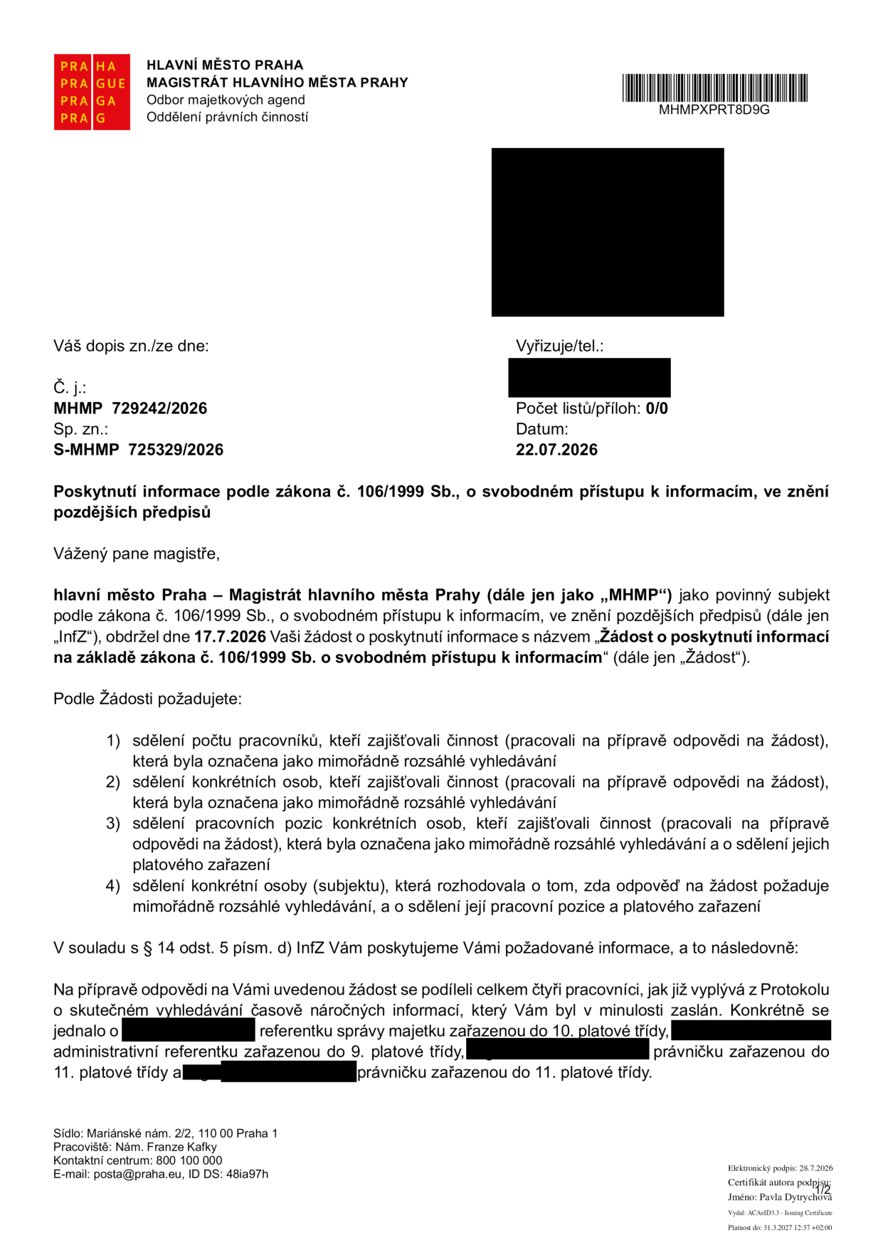Úřední dokument Magistrátu hlavního města Prahy, odboru majetkových agend, ze dne 22.07.2026 (č. j. MHMP 729242/2026, sp. zn. S-MHMP 725329/2026). Dokument je odpovědí na žádost o informace podle zákona č. 106/1999 Sb. Žadatel požadoval informace o počtu, jménech, pracovních pozicích a platovém zařazení pracovníků, kteří se podíleli na vyřízení předchozí žádosti označené jako mimořádně rozsáhlé vyhledávání. Magistrát uvádí, že se na přípravě odpovědi podíleli celkem čtyři pracovníci: referentka správy majetku (10. platová třída), administrativní referentka (9. platová třída) a dvě právničky (obě 11. platová třída). Jména pracovníků jsou v dokumentu začerněna.