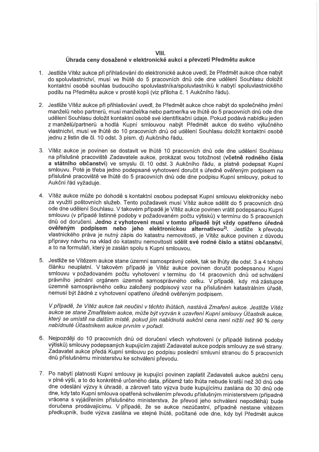 Text dokumentu s názvem 'VIII. Úhrada ceny dosažené v elektronické aukci a převzetí Předmětu aukce', který obsahuje 7 bodů upravujících proces po skončení aukce: 1. Dokládání souhlasu spoluvlastníků. 2. Nabytí do společného jmění manželů nebo výlučného vlastnictví. 3. Povinnost dostavit se k podpisu kupní smlouvy a prokázání totožnosti. 4. Možnost elektronického podpisu nebo zaslání smlouvy poštou, nutnost doložení rodného čísla a státní příslušnosti pro katastr. 5. Specifické lhůty pro územní samosprávné celky a následky zmaření aukce. 6. Proces schvalování smlouvy ministerstvem. 7. Lhůty pro zaplacení kupní ceny po nabytí platnosti smlouvy a doručení výzvy k úhradě.
