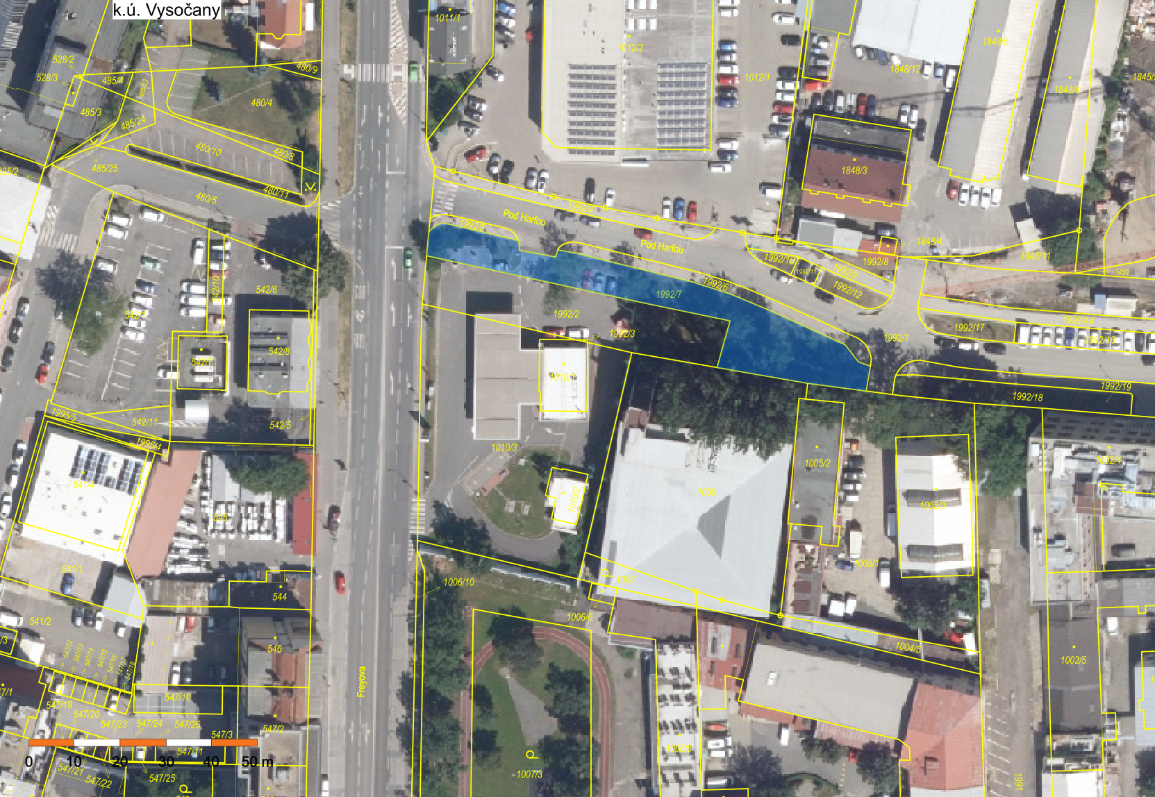 Katastrální mapa oblasti v Praze-Vysočanech (k.ú. Vysočany). Mapa zobrazuje parcelní čísla pozemků, včetně ulice Freyova a ulice Pod Harfou. Zvýrazněna je modře plocha zahrnující parcely č. 1992/2, 1992/3 a 1992/7. V levém dolním rohu je uvedeno měřítko 50 m.