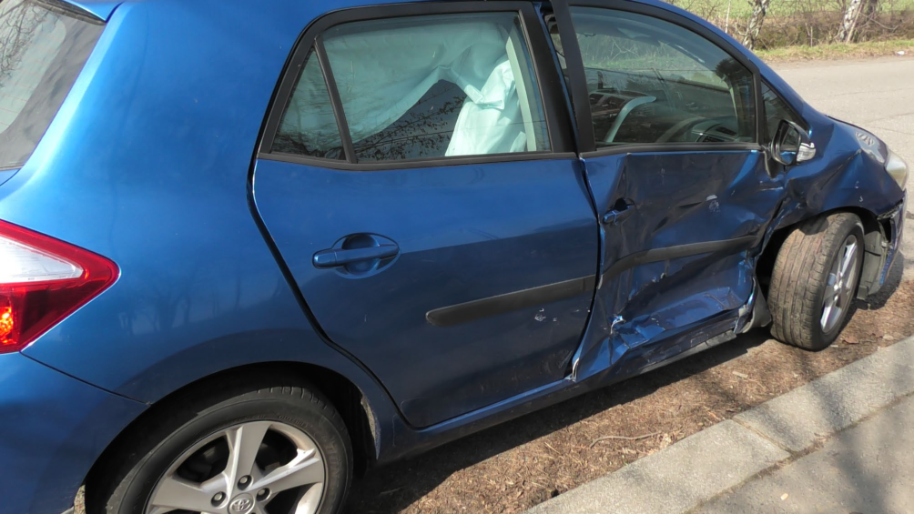Fotografie poškozeného osobního automobilu.