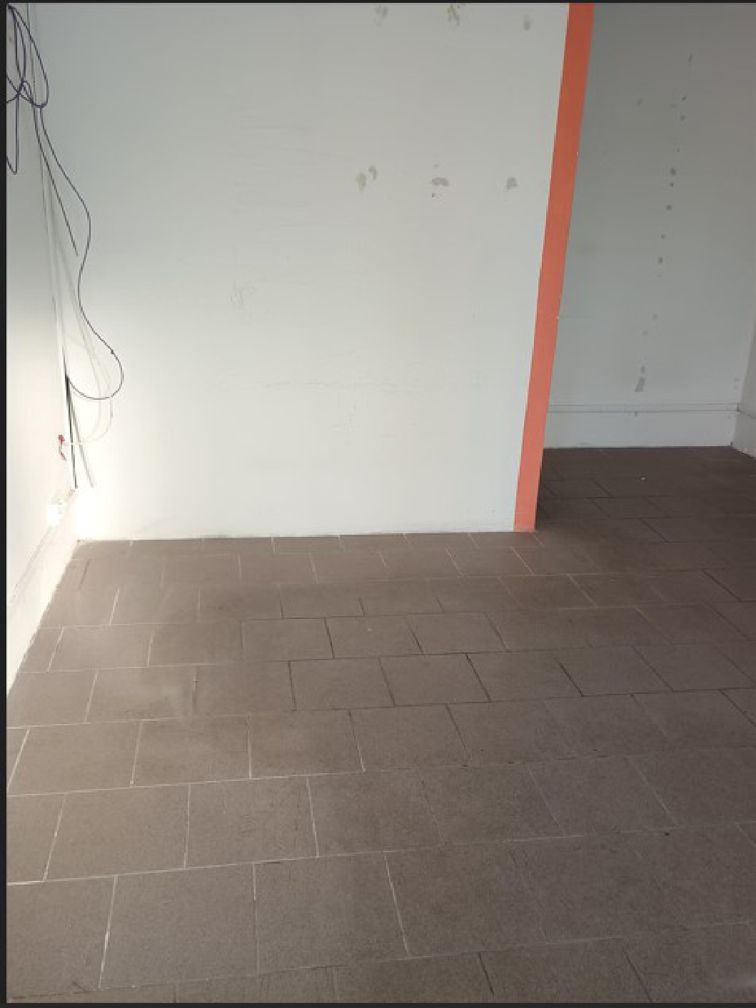 Fotografie interiéru budovy, pravděpodobně dokládající stav prostoru v rámci stavebního řízení.