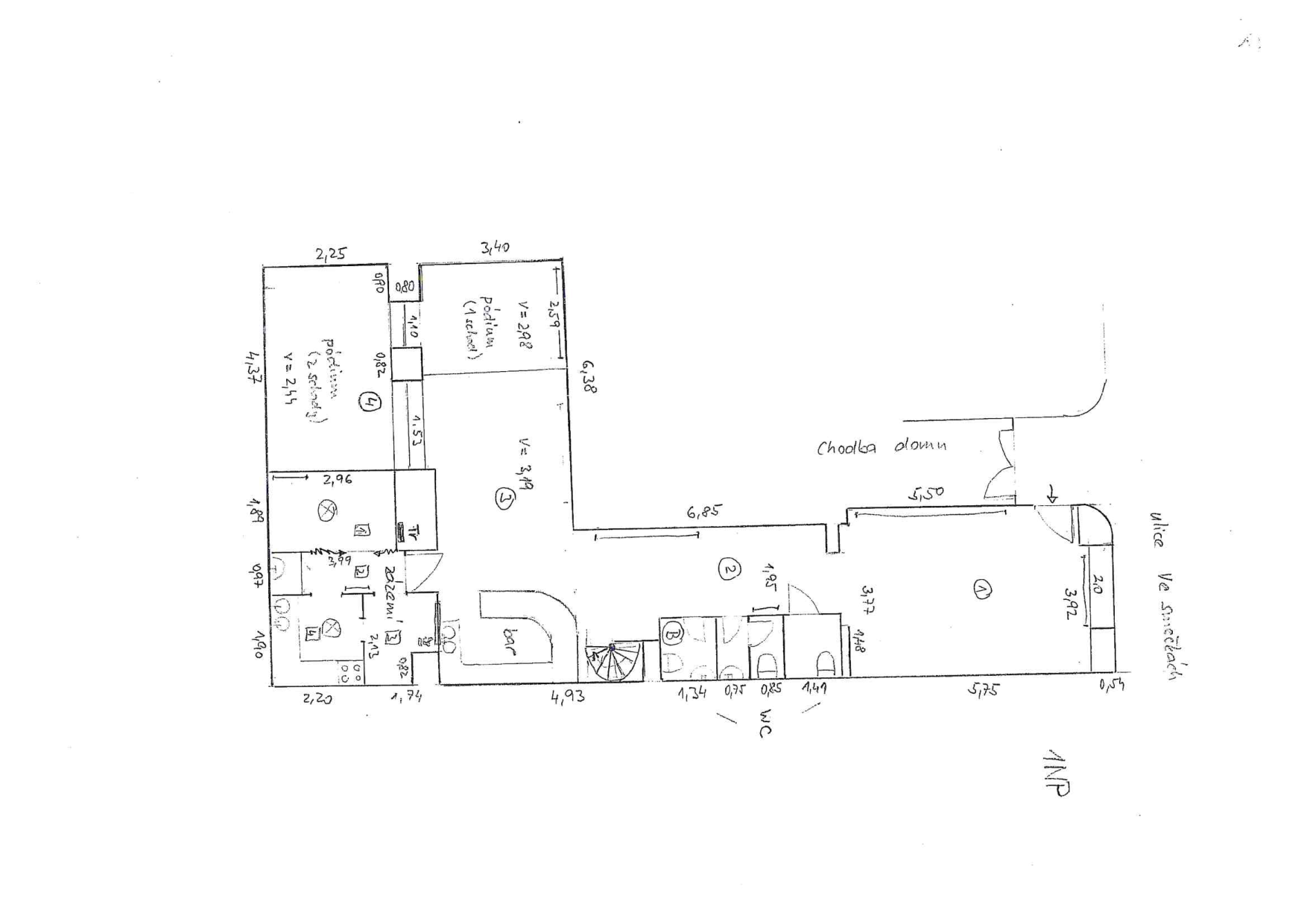 Půdorys podlaží (1. NP) se zakreslením dispozic prostorů a rozměrů.