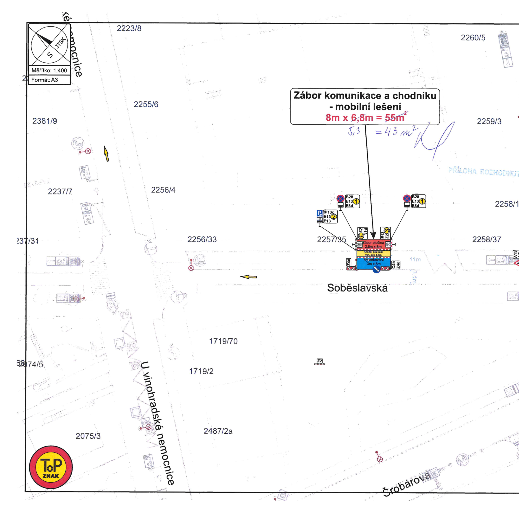 Situační nákres záboru komunikace a chodníku pro mobilní lešení. Obsahuje katastrální čísla pozemků (např. 2223/8, 2255/6, 2256/4, 2257/35, 2258/37, 1719/70, 1719/2, 2487/2a, 2075/3, 6874/5). Vyznačeny ulice 'Soběslavská', 'U vinohradské nemocnice' a 'Šrobárova'. Textové údaje: 'Zábor komunikace a chodníku - mobilní lešení 8m x 6,8m = 55m²', ručně dopsáno '5,3 = 43 m²'. Dále obsahuje dopravní značení (B28, E13, E8d, IP13c, Z2, Z3, Z4b, Z4d) a technické parametry záboru: 'Zábor plošina 2,6m x 8m', 'Koridor pro pěší min. šíře 1,5m', 'Vytyčování 3m x 8m'. Měřítko 1:400, formát A3.