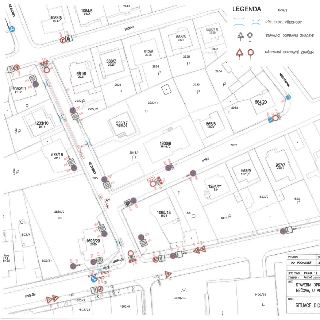 Situační plán dopravního značení pro lokalitu Praha 12 (ulice Nečova a U Pily). Mapa zobrazuje katastrální čísla pozemků, rozmístění stávajícího a náhradního d…