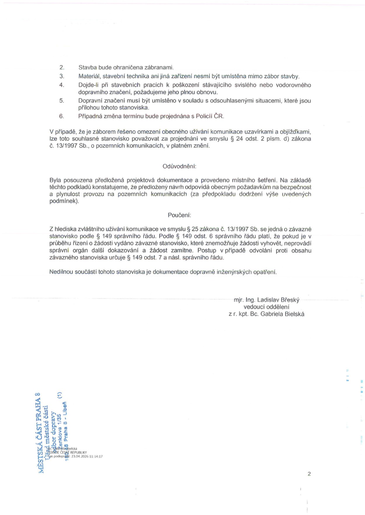 Druhá strana úředního rozhodnutí (stanoviska) k záboru komunikace. Obsahuje podmínky: 2. Stavba bude ohraničena zábranami. 3. Materiál, stavební technika ani jiná zařízení nesmí být umístěna mimo zábor stavby. 4. Dojde-li při stavebních pracích k poškození stávajícího svislého nebo vodorovného dopravního značení, požadujeme jeho plnou obnovu. 5. Dopravní značení musí být umístěno v souladu s odsouhlasenými situacemi, které jsou přílohou tohoto stanoviska. 6. Případná změna termínu bude projednána s Policií ČR. Dále obsahuje odůvodnění, poučení o právních předpisech (zákon č. 13/1997 Sb., správní řád) a podpisy: mjr. Ing. Ladislav Břeský (vedoucí oddělení) a z r. kpt. Bc. Gabriela Bielská. V patičce je razítko: MĚSTSKÁ ČÁST PRAHA 8, Úřad městské části, odbor dopravy, Zenklova 1/35, 180 48 Praha 8 - Libeň, datum podpisu 23.04.2026.