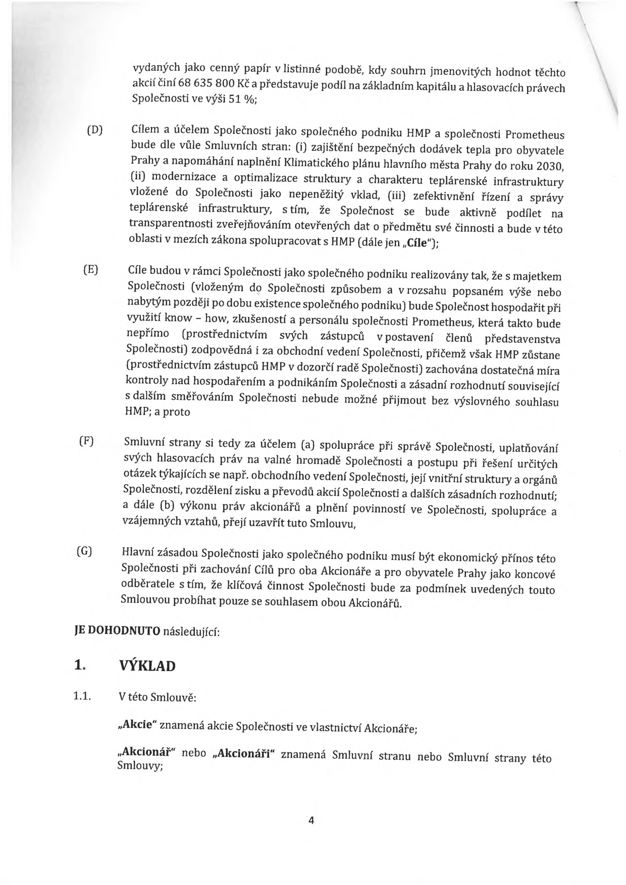 Strana 4 právního dokumentu (smlouvy) týkající se společného podniku HMP (Hlavní město Praha) a společnosti Prometheus. Obsah zahrnuje: (D) Cíle a účely společného podniku: zajištění bezpečných dodávek tepla, naplnění Klimatického plánu hl. m. Prahy do roku 2030, modernizace a optimalizace teplárenské infrastruktury. (E) Způsob realizace cílů: správa majetku, využití know-how společnosti Prometheus, zachování kontroly HMP prostřednictvím dozorčí rady. (F) Účel smlouvy: spolupráce při správě společnosti, hlasování na valné hromadě, rozdělení zisku. (G) Hlavní zásada: ekonomický přínos při zachování cílů pro oba akcionáře a obyvatele Prahy. Článek 1: VÝKLAD, 1.1. Definice pojmů „Akcie“ a „Akcionář“.