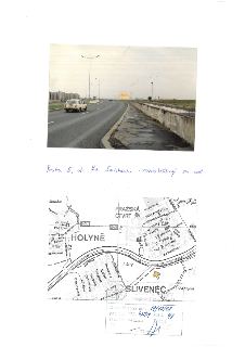 Fotografie silnice (Praha 5, ul. Ke Smíchovu - rovnoběžný sm. část) s jedoucím autem a mapa ukazující oblasti Holyně, Lány a Slivenec. Ručně psaná poznámka 'Pr…