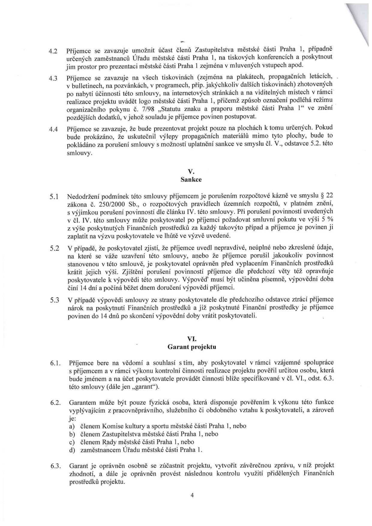 Strana 4 smlouvy obsahující body 4.2 až 6.3. Body 4.2-4.4 definují povinnosti příjemce ohledně propagace a prezentace projektu (logo, místa). Článek V (Sankce) upravuje porušení rozpočtové kázně (5.1), sankce za nepravdivé údaje (5.2) a důsledky výpovědi smlouvy (5.3). Článek VI (Garant projektu) definuje roli garanta, podmínky pro jeho výběr (člen komise, zastupitelstva, rady nebo zaměstnanec úřadu) a jeho oprávnění (kontrola, závěrečná zpráva).