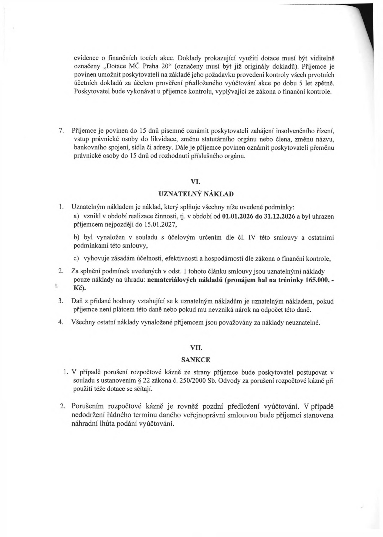 Výňatek ze smlouvy o poskytnutí dotace. Obsahuje podmínky pro evidenci dokladů, povinnost oznámení změn (insolvence, likvidace, změna názvu/sídla) do 15 dnů. Článek VI. Uznatelný náklad: období 01.01.2026 – 31.12.2026, uhrazeno do 15.01.2027, účelnost a efektivita. Uznatelné náklady jsou pouze nemateriálové náklady (pronájem hal na tréninky 165.000,- Kč). DPH je uznatelným nákladem, pokud není příjemce plátcem. Článek VII. Sankce: porušení rozpočtové kázně dle zákona č. 250/2000 Sb., pozdní předložení vyúčtování může vést ke stanovení náhradní lhůty.