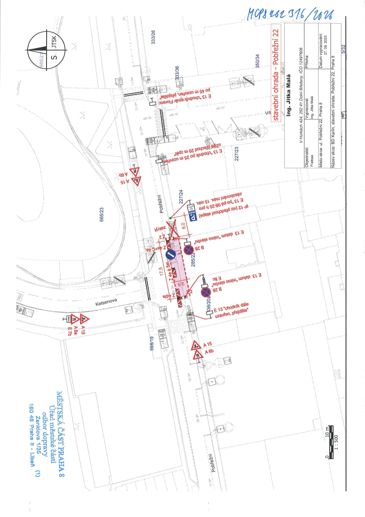 Situační plán dopravního značení pro stavební ohradu na adrese Pobřežní 22, Praha 8. Dokument obsahuje: MĚSTSKÁ ČÁST PRAHA 8, Úřad městské části, odbor dopravy, Zenklova 1/35, 180 48 Praha 8 - Libeň. Informace o stavbě: 'stavební ohrada - Pobřežní 22', 'Ing. Jitka Malá', 'V Hůrkách 424, 252 41 Dolní Břežany, IČO 12497606', 'Objednatel: Flatbee', 'Místo akce: ul. Pobřežní 22, Praha 8', 'Datum vypracování: 27. 09. 2025', 'Název akce: BD Karlín, stavební ohrada, Pobřežní 22, Praha 8'. V plánu jsou vyznačeny dopravní značky (B 28, E 13, E 8c, Z 4e, Z 4c, A 15, A 6b, E 7b, IP 12) a textové pokyny pro chodce: 'E 13 chodník dále uzavřen, přejděte', 'E 13 chodník po 25 m uzavřen, užijte přechod 20 m zpět', 'E 13 chodník směr Florenc po 45 m uzavřen, přejděte'. Dále je uvedeno 'IP 12 (viz předchozí etapa) E 13 po-pá 08-20 h pro zásobování max. 15 min.' a 'B 28 datum mimo stavbu'. Měřítko 1:500.