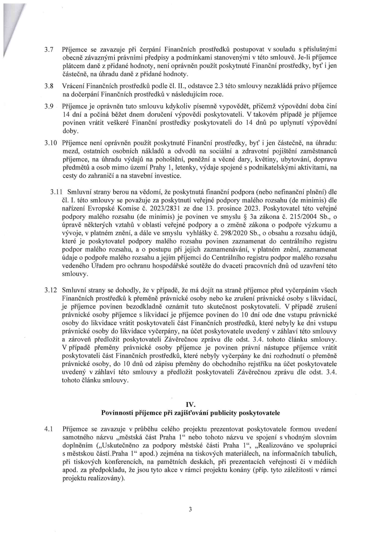 Strana 3 smlouvy obsahující body 3.7 až 4.1. Body 3.7-3.10 definují pravidla pro čerpání finančních prostředků, zákaz jejich použití na určité výdaje (mzdy, pohoštění, dary, cesty do zahraničí atd.) a možnost výpovědi smlouvy. Bod 3.11 specifikuje, že podpora je poskytována v režimu de minimis dle nařízení EU č. 2023/2831. Bod 3.12 upravuje postup v případě přeměny nebo zrušení právnické osoby příjemce. Článek IV, bod 4.1, stanovuje povinnosti příjemce ohledně publicity poskytovatele (Městská část Praha 1) v rámci projektu.