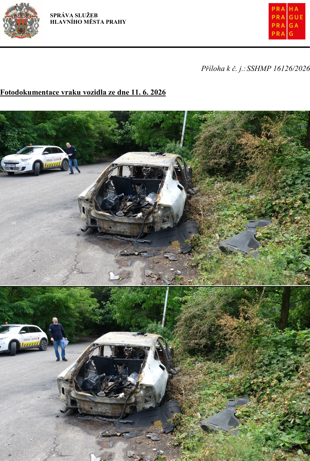 Fotodokumentace vraku vozidla ze dne 11. 6. 2026. Dokument obsahuje hlavičku 'SPRÁVA SLUŽEB HLAVNÍHO MĚSTA PRAHY' a odkaz na spisovou značku 'Příloha k č. j.: SSHMP 16126/2026'. Obrázek zachycuje dvě identické fotografie ohořelého vraku osobního automobilu na okraji zpevněné plochy, vedle kterého stojí služební vozidlo Správy služeb hl. m. Prahy a pracovník v civilním oblečení.