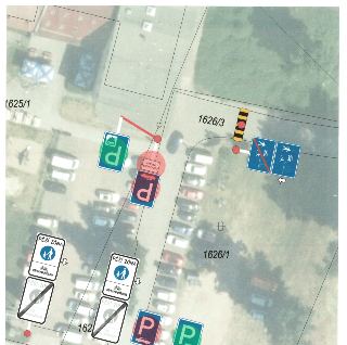 Situační plán a ortofoto pozemků (včetně parcel č. 1625/1, 1626/1, 1626/3) znázorňující dopravní značení v oblasti parkoviště. Zobrazeny jsou dopravní značky '…