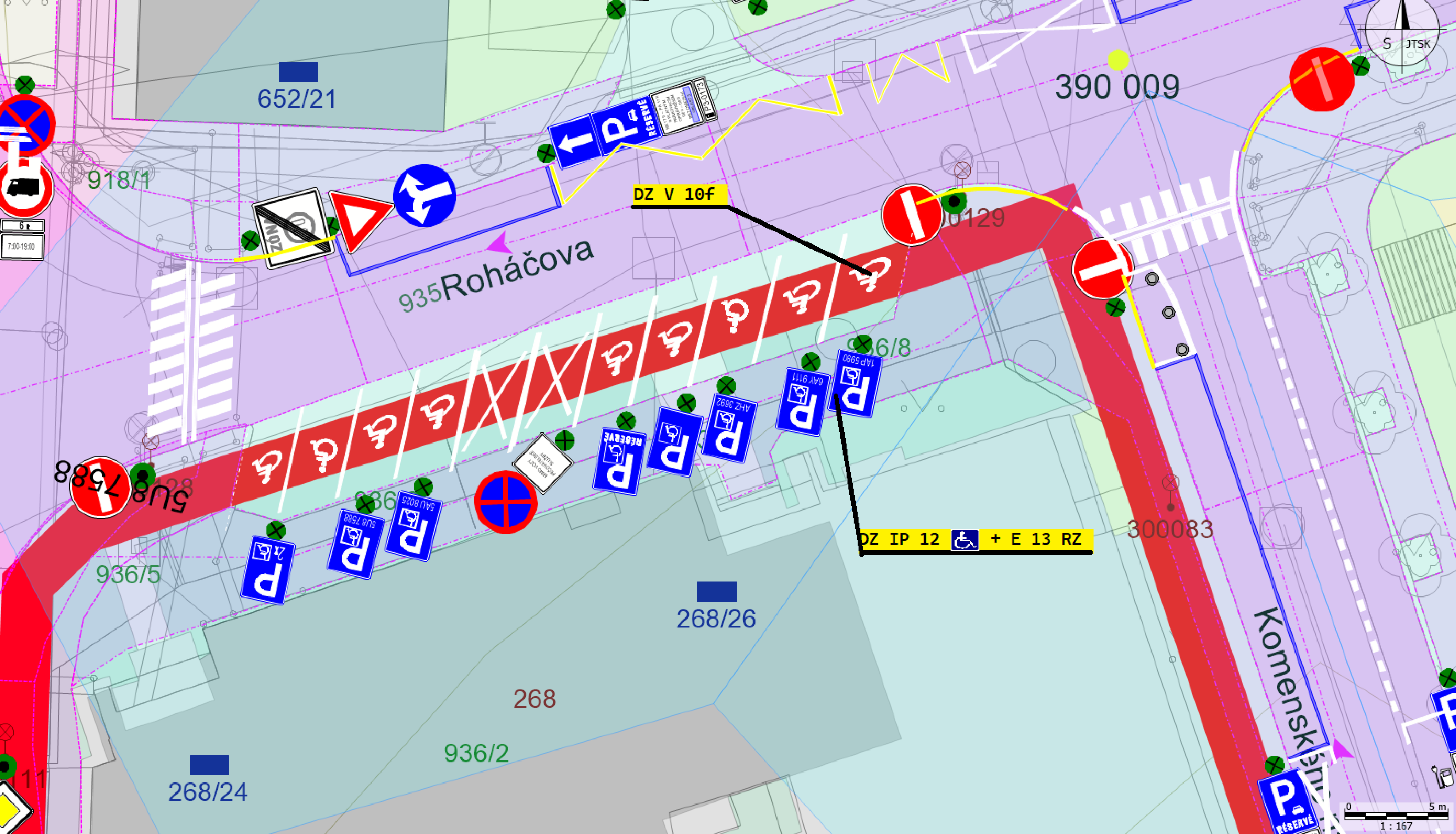 Situační nákres dopravního značení a parkovacích míst v ulici Roháčova a Komenského.