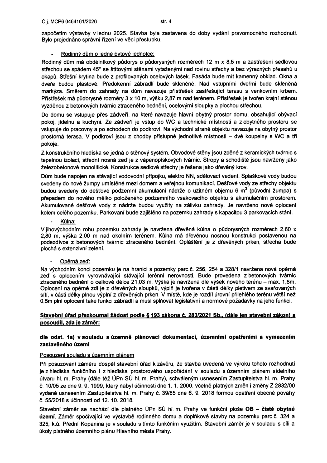 Část úředního rozhodnutí (str. 4, č.j. MCP6 0464161/2026) týkající se stavebního záměru rodinného domu. Obsahuje technický popis stavby: rodinný dům (12 x 8,5 m, sedlová střecha, kamenný obklad), přístřešek s terasou a venkovním krbem (3 x 10 m), vnitřní dispozice (zádveří, obývací prostor, WC, technická místnost, podkroví se 3 pokoji a 2 koupelnami). Dále popisuje inženýrské sítě (napojení na vodovod, elektro, žumpa, vsakovací objekt pro dešťovou vodu), parkování pro 3 auta, dřevěnou kůlnu (2,60 x 2,80 m) a opěrnou zeď (délka 21,03 m, výška max 1,8 m). Stavební úřad posoudil záměr v souladu s územním plánem hl. m. Prahy (funkční plocha OB – čistě obytné území) na pozemku parc. č. 324, k.ú. Přední Kopanina.