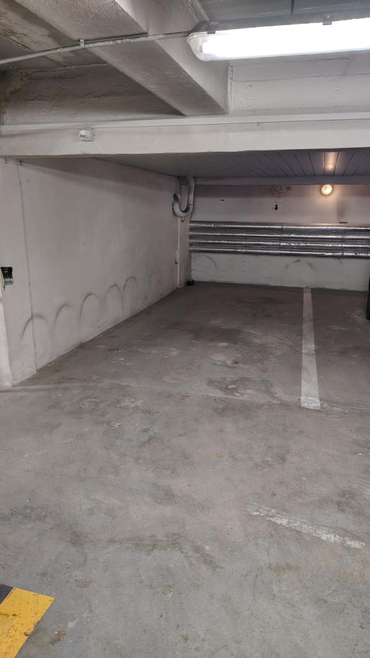 Fotografie interiéru podzemního parkovacího stání, která může být součástí dokumentace ke stavebnímu řízení.