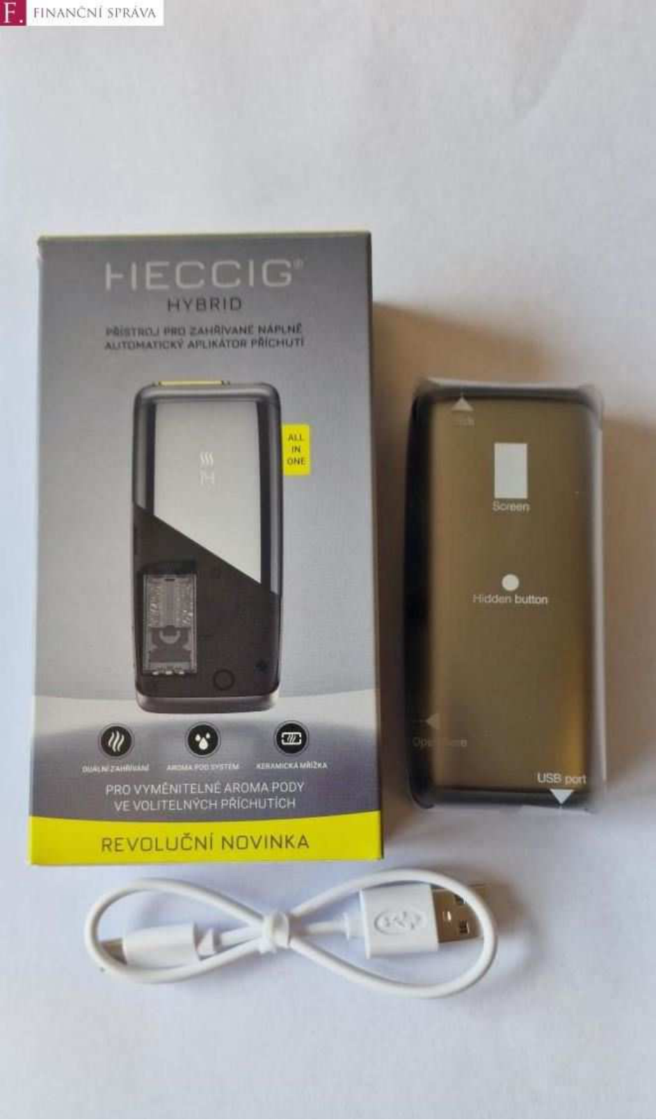 Reklamní leták na produkt HIECCIG HYBRID, přístroj pro zahřívané náplně s automatickým aplikátorem příchutí. Obsahuje informace: 'ALL IN ONE', 'DUÁLNÍ ZAHŘÍVÁNÍ', 'AROMA POD SYSTEM', 'KERAMICKÁ MŘÍŽKA', 'PRO VYMĚNITELNÉ AROMA PODY VE VOLITELNÝCH PŘÍCHUTÍCH', 'REVOLUČNÍ NOVINKA'. Na samotném zařízení jsou popisky: 'Screen', 'Hidden button', 'Open here', 'USB port'. V levém horním rohu je logo Finanční správy.