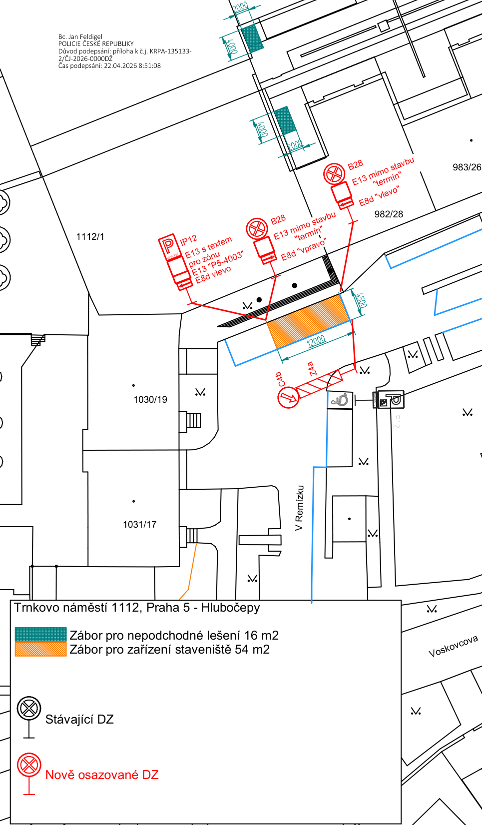 Situační nákres záboru veřejného prostranství na Trnkově náměstí 1112, Praha 5 - Hlubočepy. Dokument obsahuje: Bc. Jan Feldigel, POLICIE ČESKÉ REPUBLIKY, Důvod podepsání: příloha k č.j. KRPA-135133-2/ČJ-2026-0000DŽ, Čas podepsání: 22.04.2026 8:51:08. Legenda: Zeleně vyznačen 'Zábor pro nepodchodné lešení 16 m2', oranžově vyznačen 'Zábor pro zařízení staveniště 54 m2'. Dále jsou v plánu vyznačeny dopravní značky (DZ): stávající DZ (černá) a nově osazované DZ (červená), včetně značek B28 (zákaz zastavení), IP12 (parkoviště), C4b (přikázaný směr objíždění) a dodatkových tabulek E13 (textem) a E8d (směrová šipka).